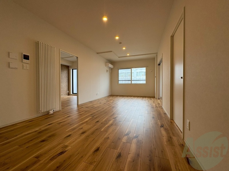 居室・リビング　木目のフローリングは落ち着きのある印象のお部屋になりますね。