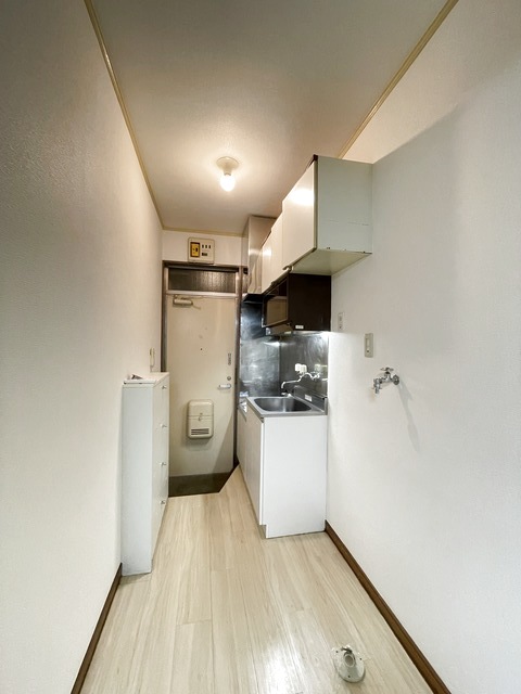 玄関　キッチン横には室内洗濯機置き場有り☆