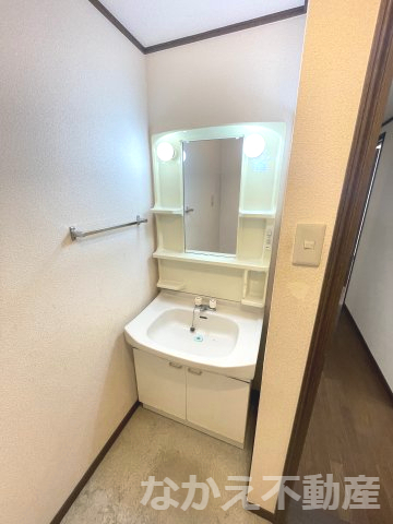 洗面設備　明るい洗面所です