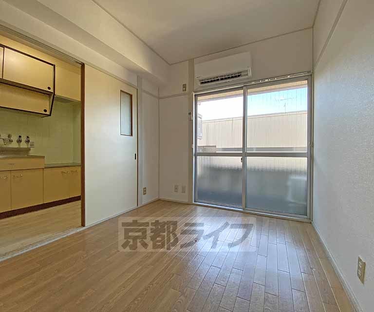 居室・リビング　千本北大路の交差点近くの物件で、佛教大学まで徒歩通学で...