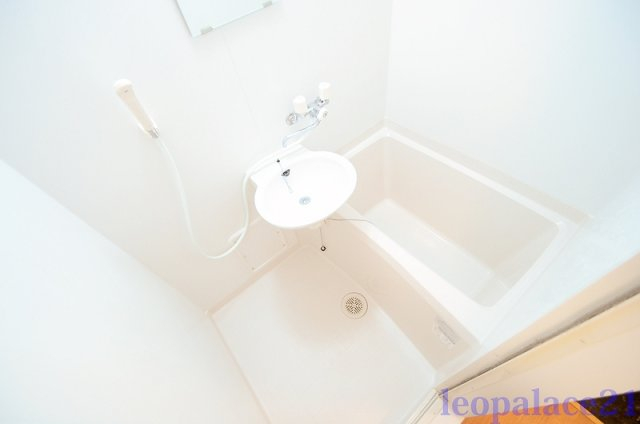 バス・シャワールーム　コンパクトで使いやすいお風呂です