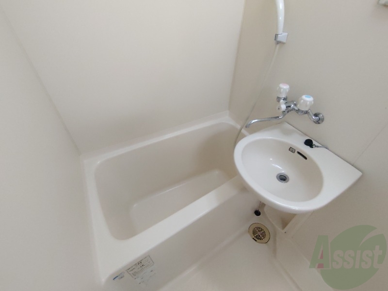 バス・シャワールーム　浴室は狭すぎず、シャワーも浴びやすそうです。