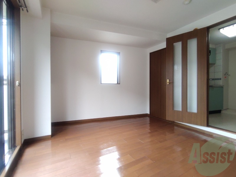 その他部屋・スペース　８帖の洋室を別の角度から撮影してみました。