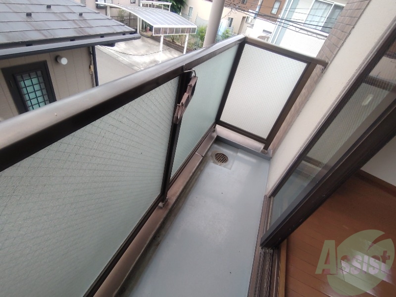 バルコニー　バルコニーは洗濯物を干すのに十分な広さがありますね。