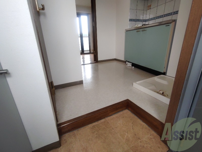 玄関　玄関から撮影しました。明るい印象ですね。