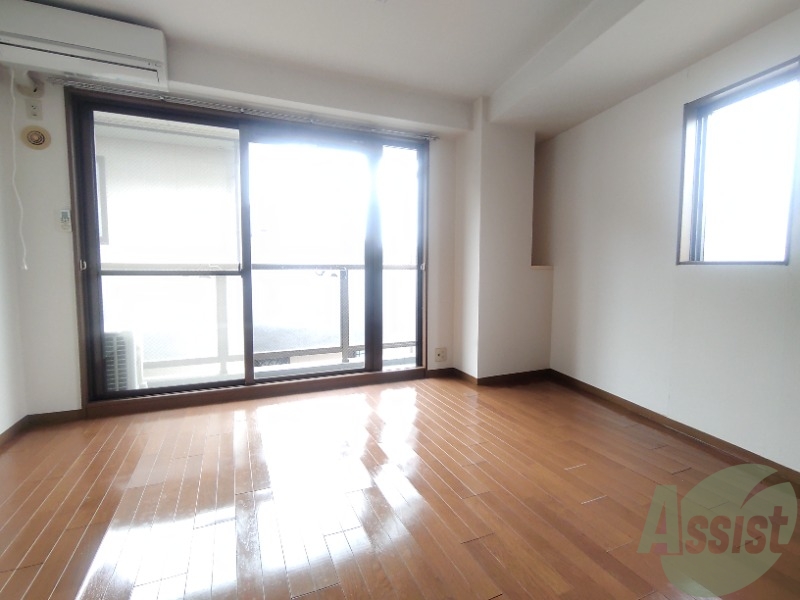 居室・リビング　こちらは８帖の洋室になります。窓が多くて明るいですね。