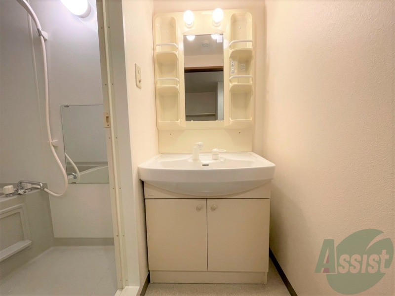 洗面設備　独立洗面台には収納と棚が付いて使いやすそうですね