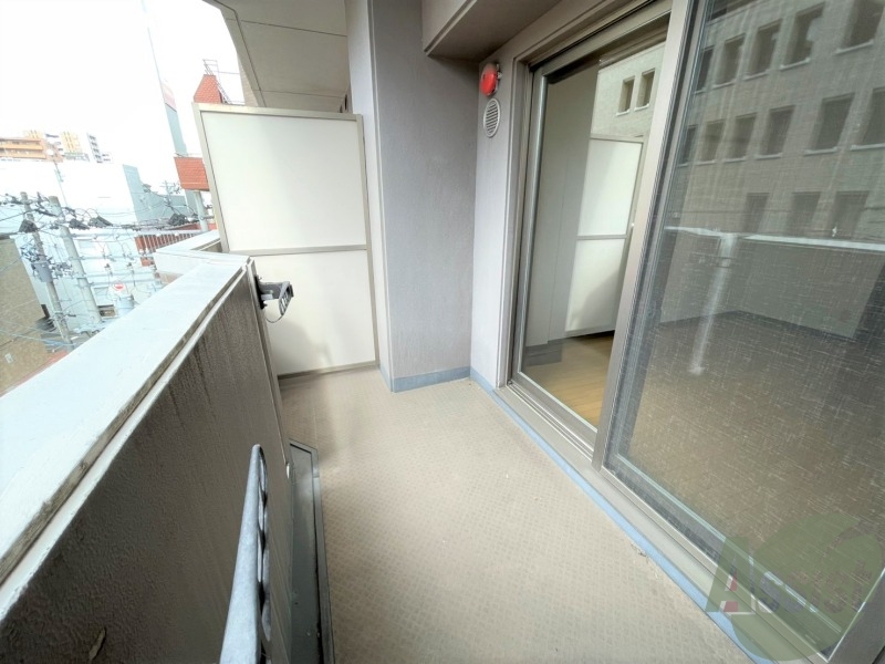 バルコニー　バルコニーは広く洗濯スペースがあり便利です