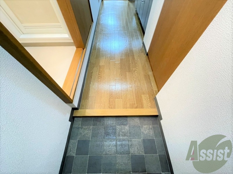 玄関　玄関の様子です。右側にシューズボックスもあります！