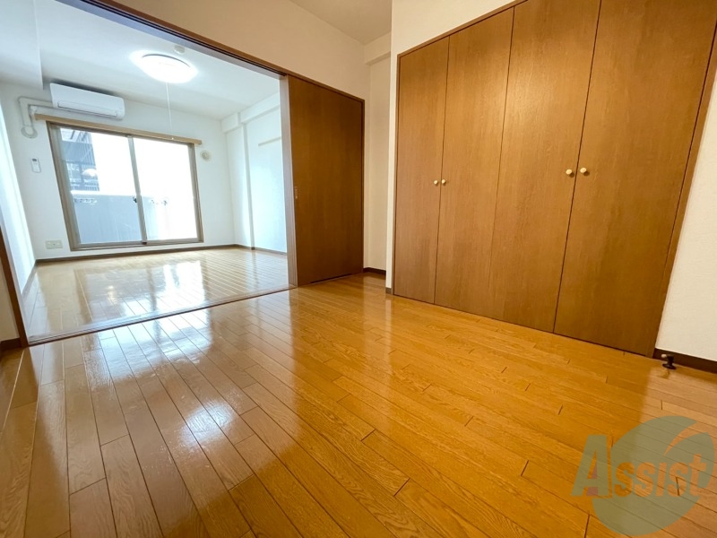 居室・リビング　４．６帖のリビングです。寝室と繋がっています。