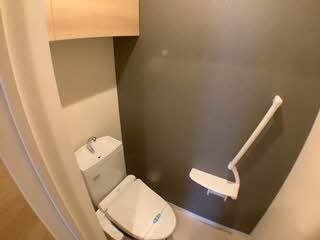 トイレ　トイレの上にはトイレットペーパーなどをストックできる棚がつ…