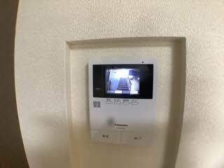 セキュリティ　モニター付きインターホンで室内から来客確認ができます。