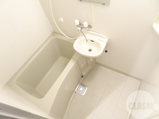 バス・シャワールーム　キレイにリフォームされています♪