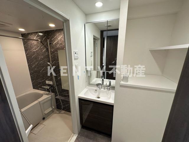 洗面設備　ゆったりとスペースのある洗面所