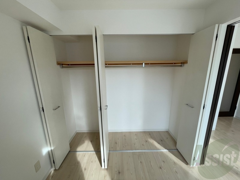 収納　こちらの収納にはハンガーをかけて服もしまえますね。