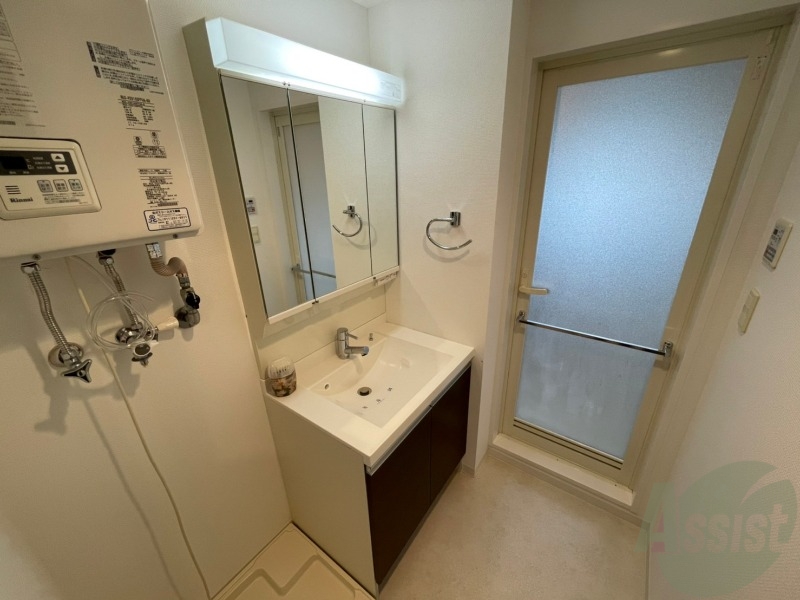 洗面設備　シャンプードレッサー。身支度はここでばっちりですね。