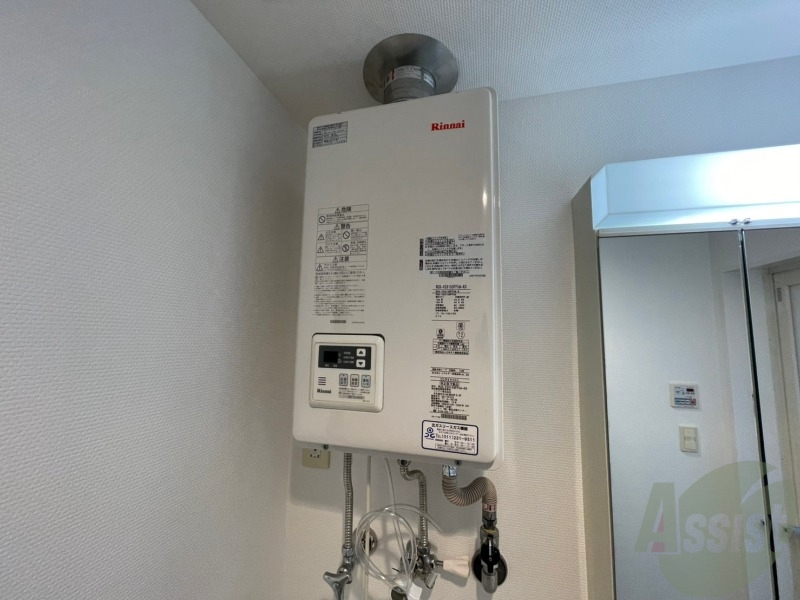 その他設備　給湯器は簡単操作で温度調整ができますよ。