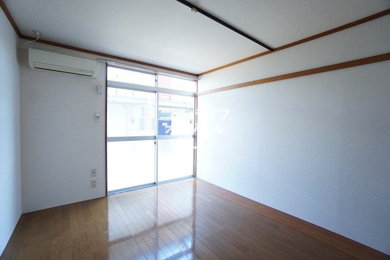 居室・リビング　大きな窓で自然光がたくさん入ります☆エアコン付きで快適☆