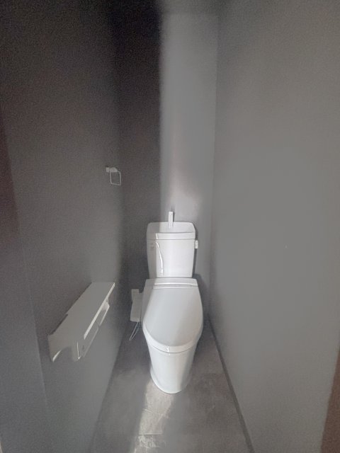 トイレ　タオル掛け付きのトイレです。