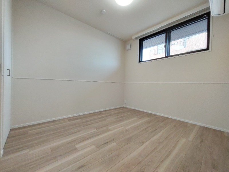 その他部屋・スペース　５帖の洋室は収納＆窓付き