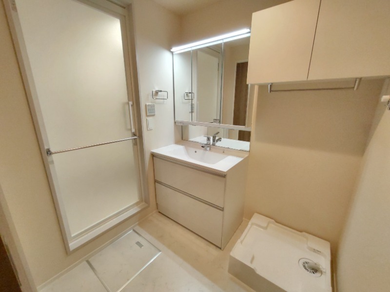 洗面設備　独立洗面所は脱衣所も兼ねた広々空間