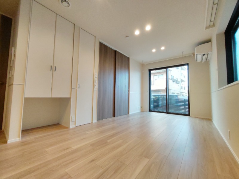 居室・リビング　リビングは２面採光｜ダウンライト付