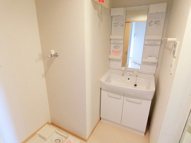 洗面設備　ゆったりとスペースのある洗面所
