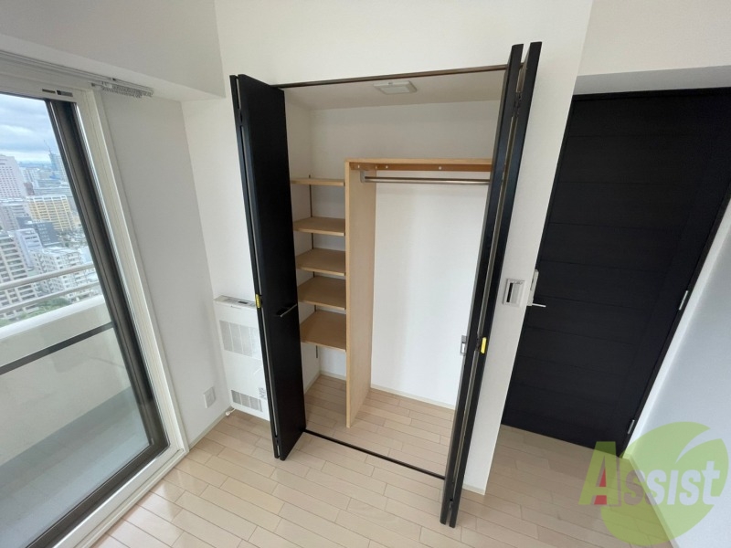 収納　こちらの収納にはハンガーをかけて服もしまえますね。