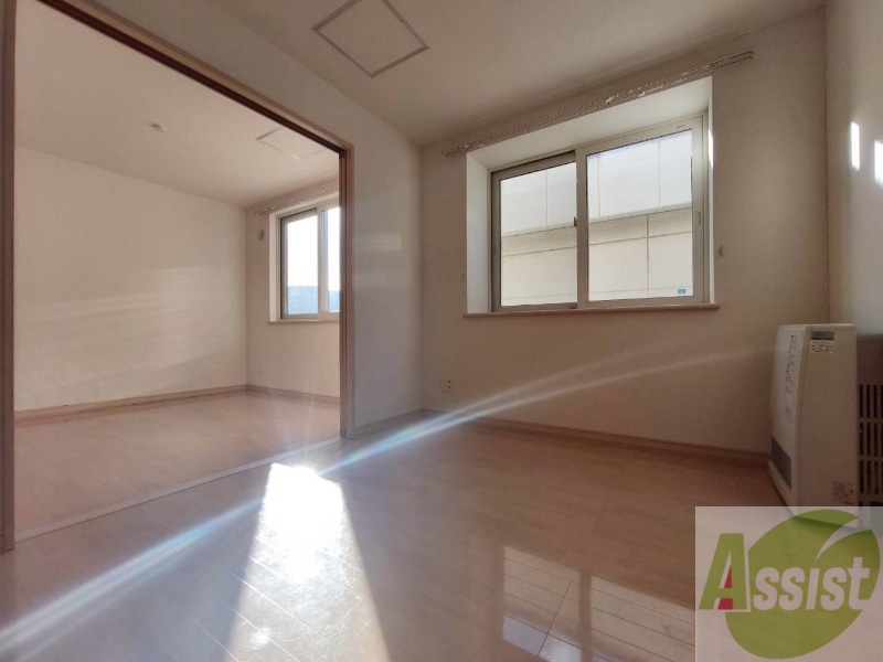 その他部屋・スペース　こちらのお部屋は光が差し込む、温かみのあるお部屋です。