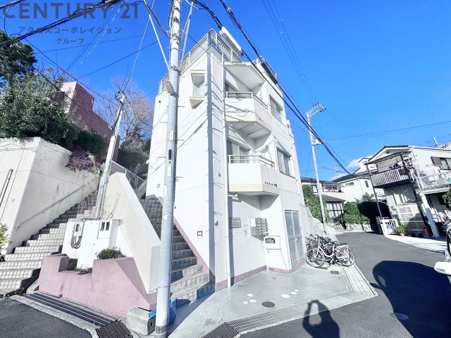 建物外観　白く日当たりのいい外観