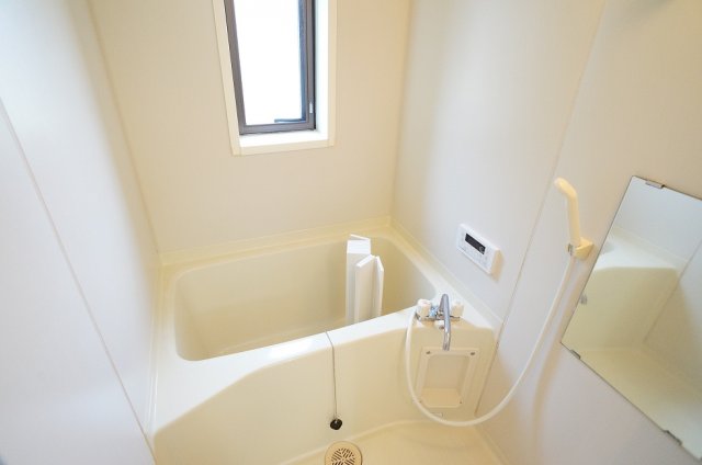 バス・シャワールーム　窓付きで通風良好！