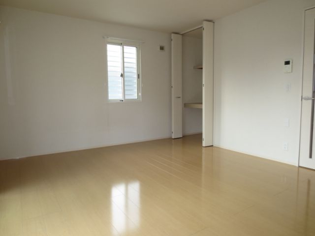 居室・リビング　２面に窓があります。