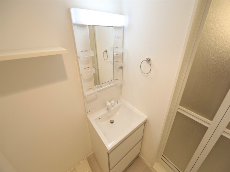 洗面設備　脱衣所　独立洗面台（シャンプードレッサー付）収納スペース有