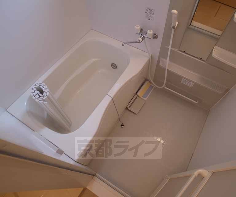 バス・シャワールーム　広々としたバスルームです・