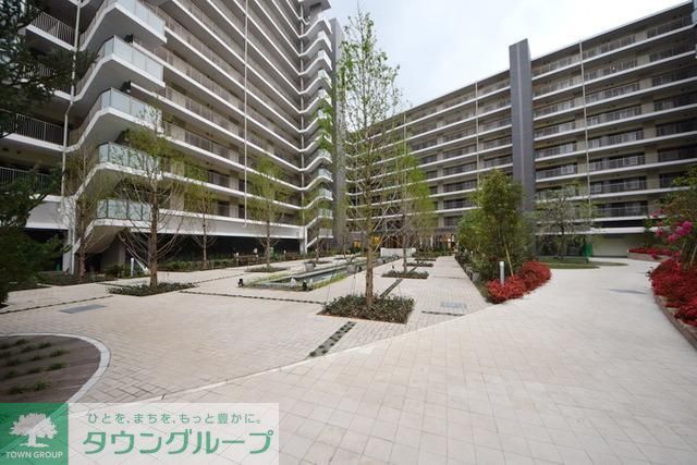 エントランス　～中庭もあるのでお子様も安心！～