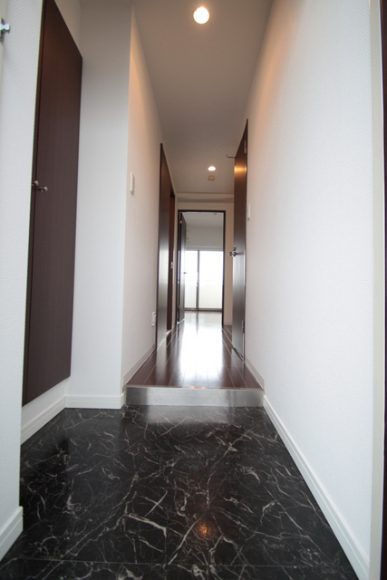 玄関　※別部屋の参考写真です