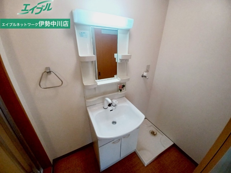 洗面設備　同型反転参考写真