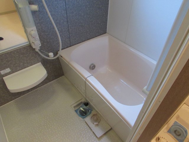 バス・シャワールーム　コンパクトで使いやすいお風呂です