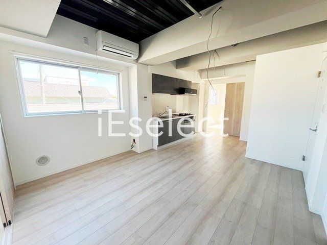 居室・リビング　窓も大きく明るいですね