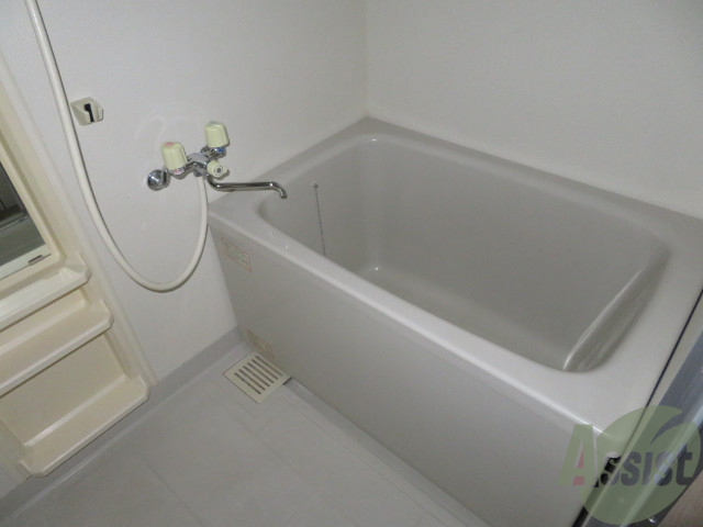 バス・シャワールーム　お風呂の浴槽もなかなかゆっくり浸かれそうなサイズですね