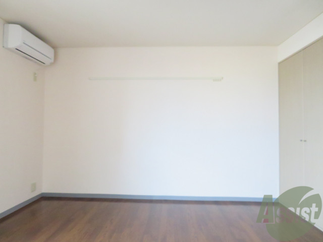 その他部屋・スペース　フローリングなのでベッドを置けば寝室の完成ですね