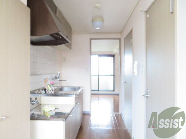 玄関　玄関を入ると正面が居室、右手にトイレ、お風呂があります