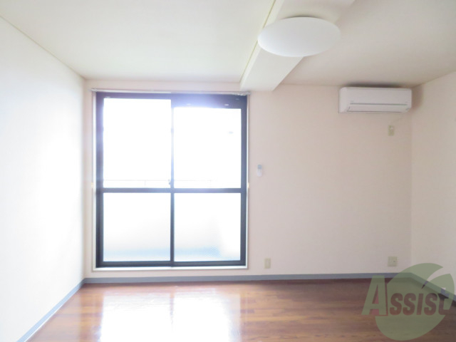 居室・リビング　９帖の洋室は南向きで日当たりも良好ですね