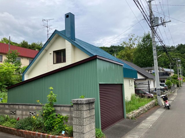 駐車場　シャッター付き駐車場。ほかに１台可能