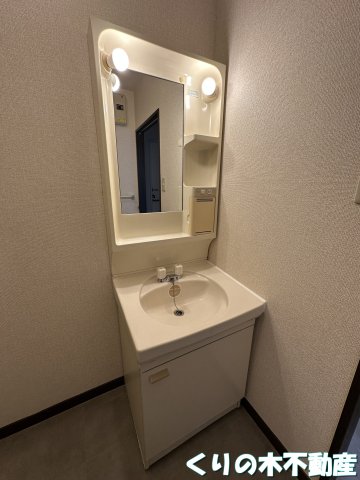 洗面設備　ゆったりとスペースのある洗面所