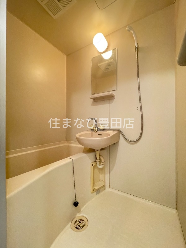 バス・シャワールーム　清掃前