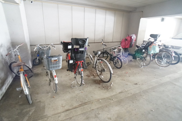 その他共有部分　雨の日でも安心して止められる屋根付駐輪場☆