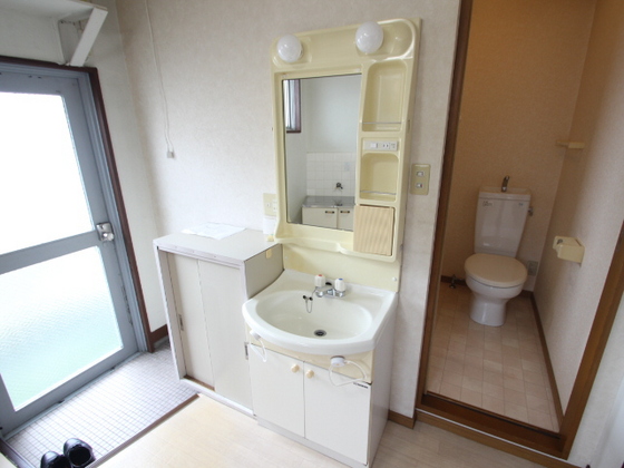 洗面設備　※別の部屋の写真です。