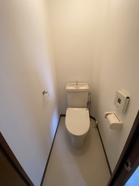 トイレ　別号室の参考写真になります。