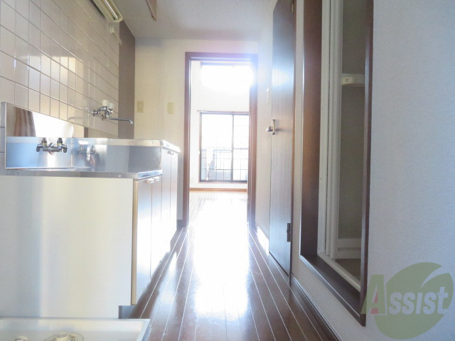 玄関　外から玄関を撮影してみました。広いリビングに繋がっています。